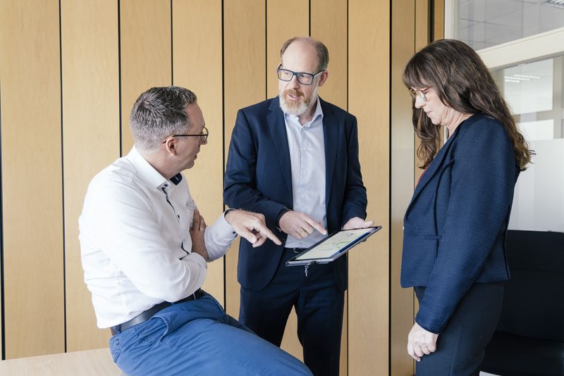 Besprechung mit Tablet in der Kanzlei